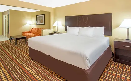 Days Inn & Suites by Wyndham Davenport East