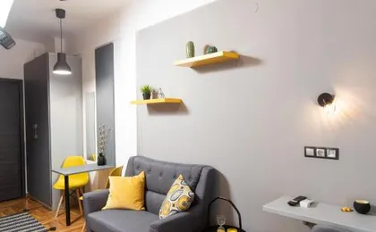 Downtown Luxury Boutique Suites : the yellow suite
