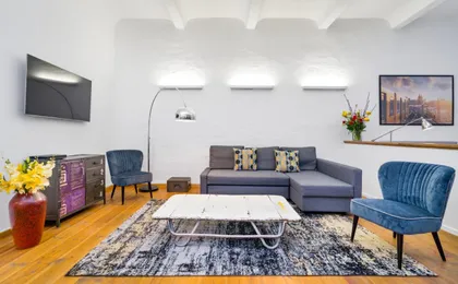 The Melchior, Luxury Industry Loft in Mitte, Group & Family Friendly, 2 Bath Rooms, Big Dining Table, Ideal for 4 - 6 Guests