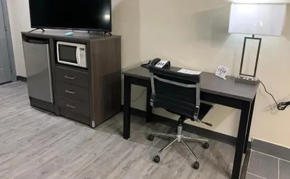Crescent Park Motel & Suites