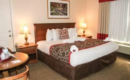 Hilltop Inn & Suites - North Stonington
