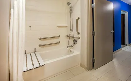 Holiday Inn Express & Suites Dallas Market Ctr - Love Field By IHG