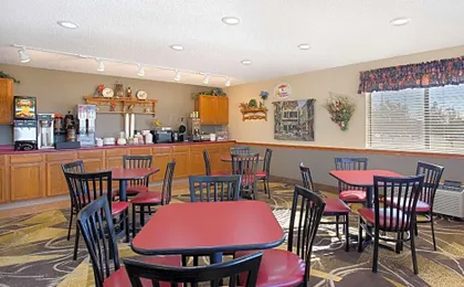 Super 8 by Wyndham Charles City