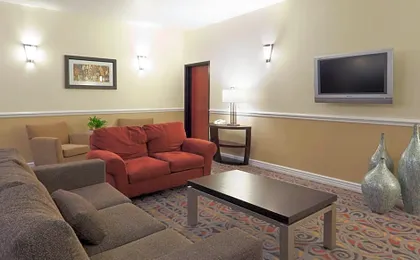 Holiday Inn Express Hotel & Suites Bakersfield Central By IHG