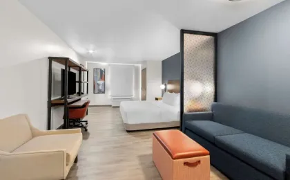 Everhome Suites Glendale Sports & Entertainment District