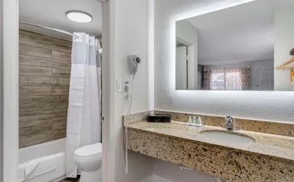 Days Inn & Suites by Wyndham Orlando East Ucf Area