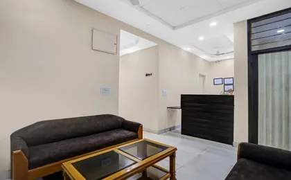 Collection O Shalimar Bagh Metro Station Formerly Devisa Residency