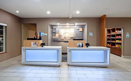 Holiday Inn Express and Suites Tulare By IHG