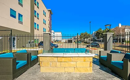 La Quinta Inn & Suites by Wyndham DFW Airport West-Glade
