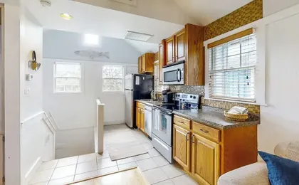 Vanilla Cottage on 30-acre Preserve!