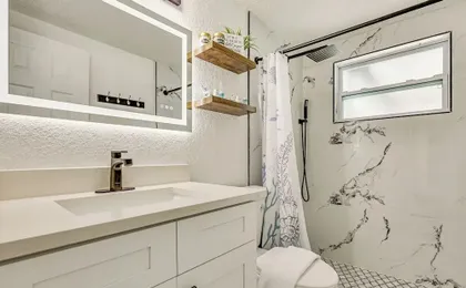Canal-front Holiday Home Near Beach: Swim & Paddle