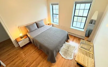 The Waltham Private Room & bathroom John F Kennedy JFK LGA Airport Manhattan Penn Station bullet-train 15 min