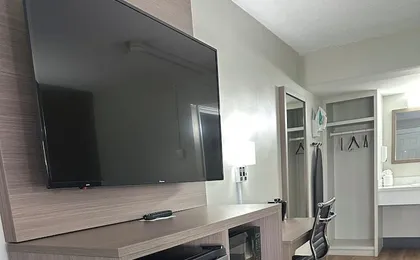 Whaler Inn & Suites