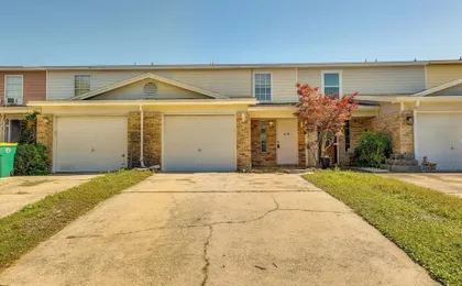 Breezy Fort Walton Townhome ~ 5 Mi to Beach!