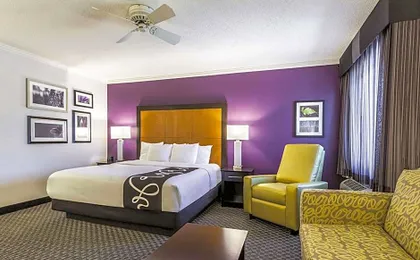 La Quinta Inn & Suites by Wyndham Cleveland - Airport North