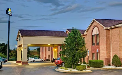 Days Inn & Suites by Wyndham Louisville Sw