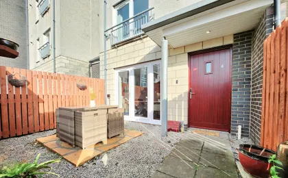 Modern 5 Bed Townhouse with Free Parking