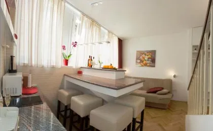 Apartment & Room Split Lea