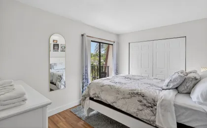 Bright & Cozy Townhome · Pool & Near Downtown
