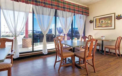 Econo Lodge Inn & Suites Conference Center