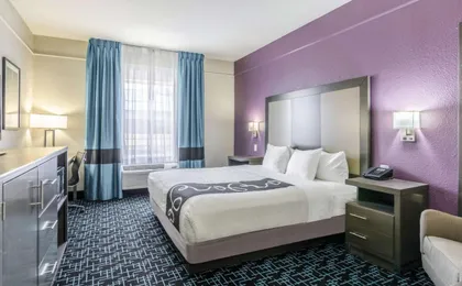 La Quinta Inn & Suites by Wyndham Kansas City Airport