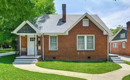 Easy Access to Uptown & Sports! Charlotte Duplex