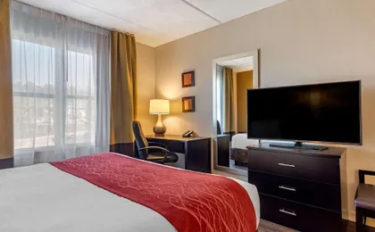 Comfort Inn & Suites Near Six Flags