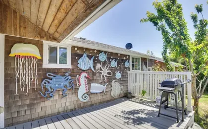 Coastal Lincoln City Home w/ Spacious Deck!