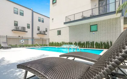 4BR Modern Townhouse in Mid City