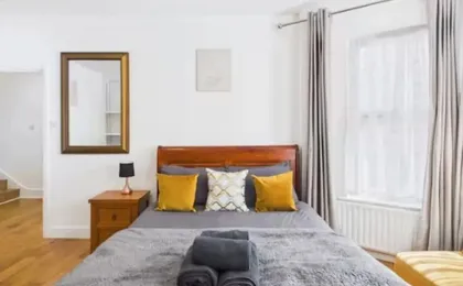 4BR London Home Piccadilly Line Sleeps 9