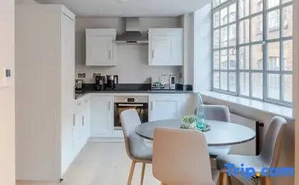 The Eyre Suite Seven - Farringdon - by Frankie