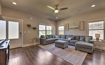 Fayetteville House: Pool Access & Gas Grill!
