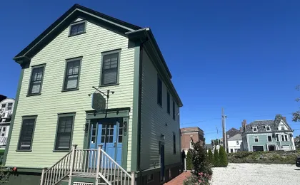 Downtown Newport Townhouse 2 Br/1.5 Bath/parking 2 Bedroom Apts