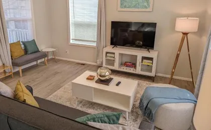 Contemporary 2-Bedroom Close to Downtown, Dining