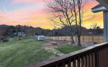 Little Pisgah Sunrise by Avantstay Mountain View