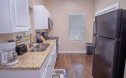 Fabulous Newly Renovated 1br/1ba Near Downtown