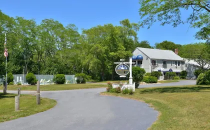 Captains-Quarters Motel & Conference Center