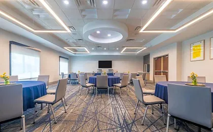 Holiday Inn Express & Suites Kansas City Airport By IHG