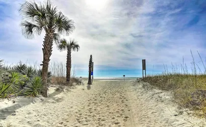 Ocean Breezes & 2 Pools: 1 Block to the Sand