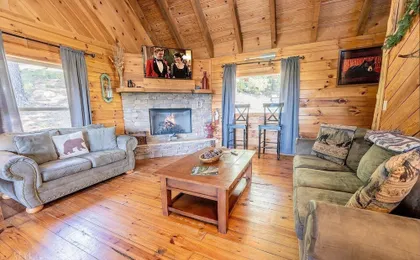 Hunter's Hideaway 2 Bedroom Cabin by RedAwning