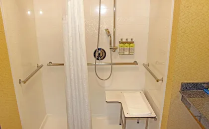 Holiday Inn Express & Suites Bakersfield Airport