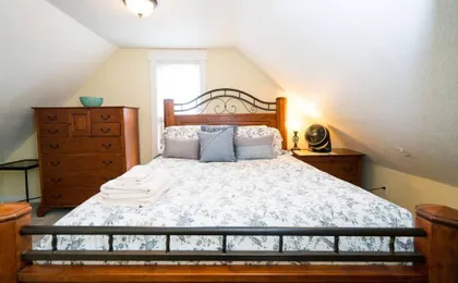 Artisan Victorian Spacious Backyard Great Location
