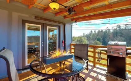 Studio w/ Loft, Hot Tub & Views in Marshall!