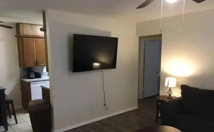 Simple 1-bedroom unit upstairs close to Fort Sill!