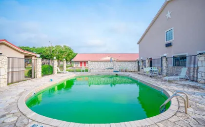 Days Inn & Suites by Wyndham Beeville