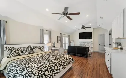11 Beds, Sleeps 12, 2 Mi to Downtown Dallas