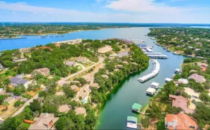 Lakefront Treehouse on Lake Travis Pool & Hot Tub