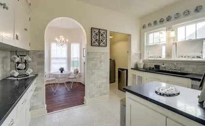 Historic Home Overlooking Central Riverside Park!