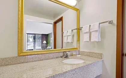 Days Inn by Wyndham Bradenton - Near the Gulf