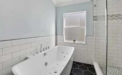 Lakefront 4-bedroom Home With Pool